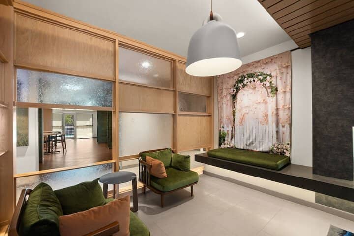 Lobby lounge